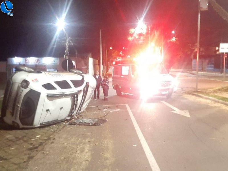 Viatura do IGP capota após ser atingida por veículo