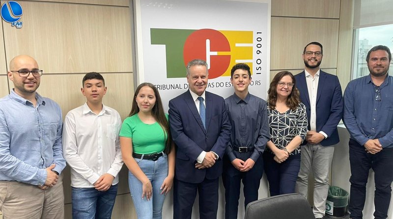 Alunos do Projeto Jovem Empreendedor visitam TCE-RS