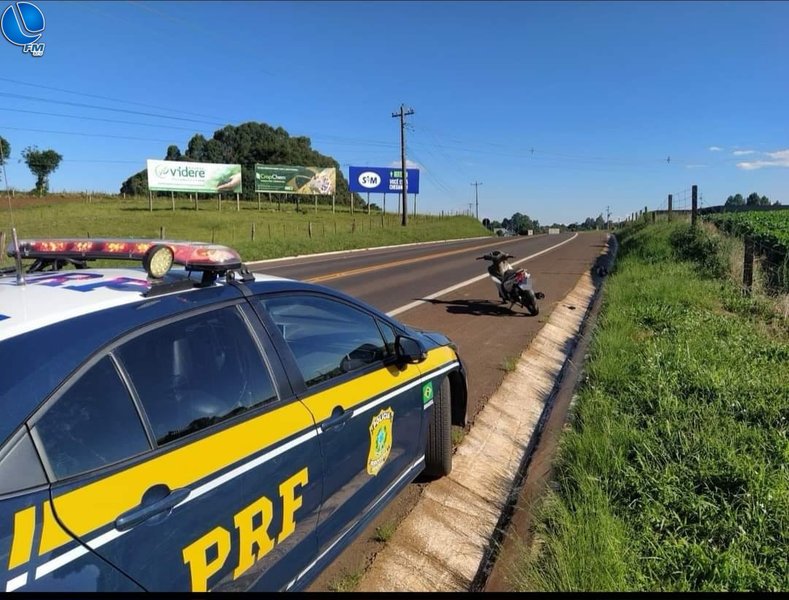 PRF recupera moto furtada após condutor fugir da abordagem em vacaria