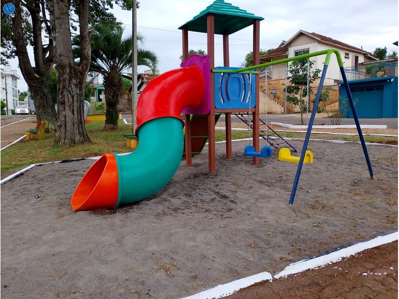 Administração municipal substitui playground de madeira por de plástico em várias praças