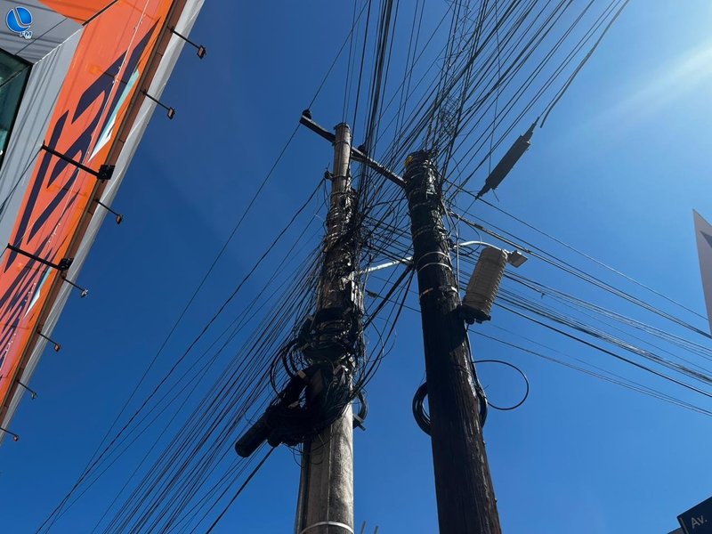 Retirada de fios em desuso nos bairros de Lagoa Vermelha